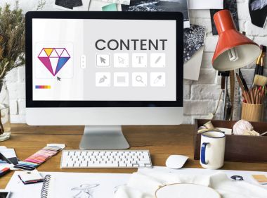 Bilgisayar monitörü moda tasarımcısı işyerinde