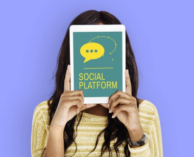 Dijital tablet kapsayan yüz tutan kadın