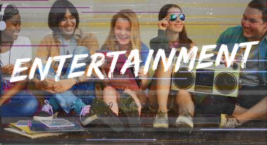 çok ırklı arkadaş birlikte eğleniyor