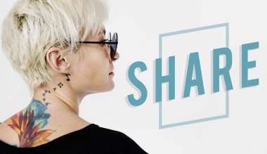 Siyah giysili dövmeli kızı.