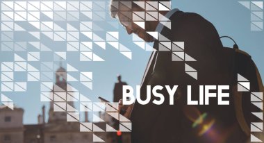 Akıllı telefon kullanan iş adamı