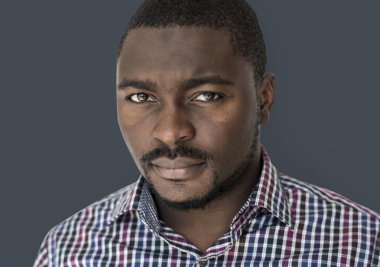 genç siyah elbise adam