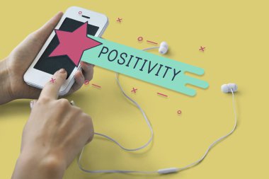 Akıllı telefon kullanan kişi.