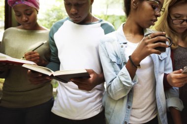 Kitaplar çok ırklı öğrencilerle