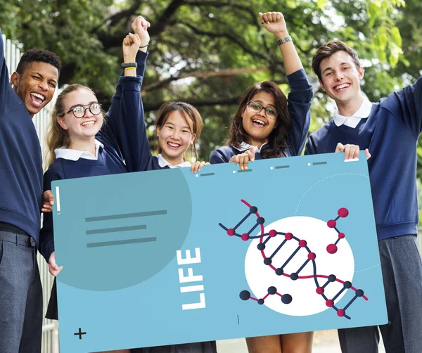 Estudantes segurando banner — Fotografia de Stock