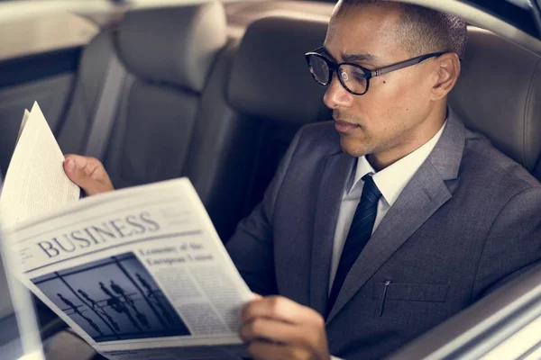 Uomo d'affari leggendo giornale — Foto Stock