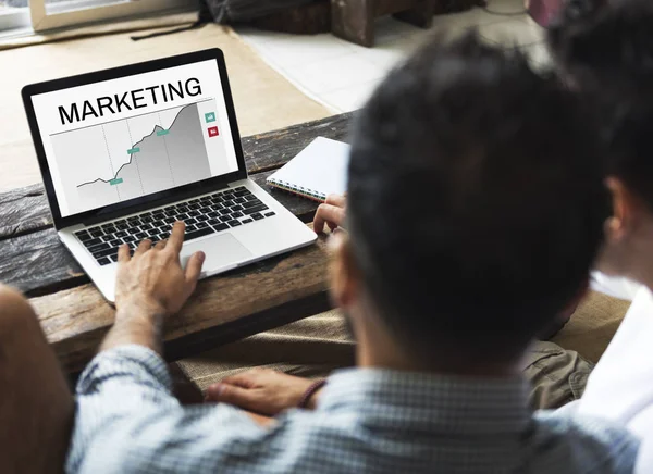 Zwei Männer, die sitzen und Laptop benutzen — Stockfoto