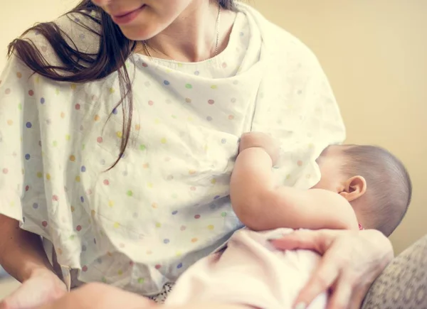 Ibu memberi makan bayi yang baru lahir — Stok Foto