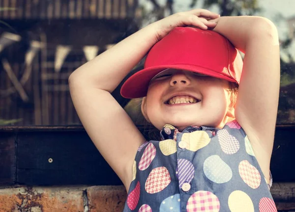 Dziewczyna się uśmiecha z czerwoną czapkę — Zdjęcie stockowe