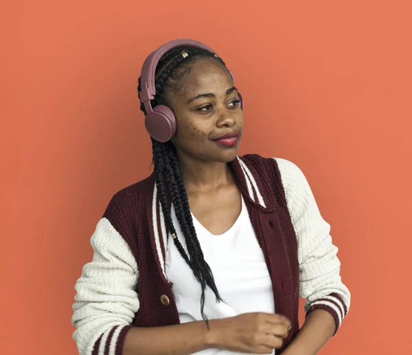 Mulher africana elegante ouvir música — Fotografia de Stock