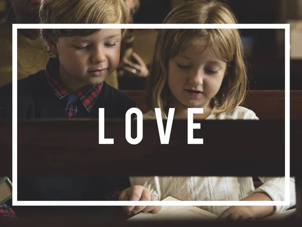 Children praying in church — Stock Photo, Image