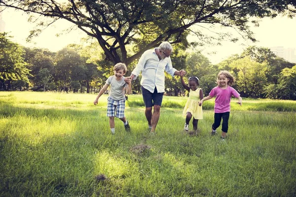 Famiglia si diverte nel parco — Foto Stock