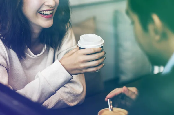 Par med datum i café — Stockfoto