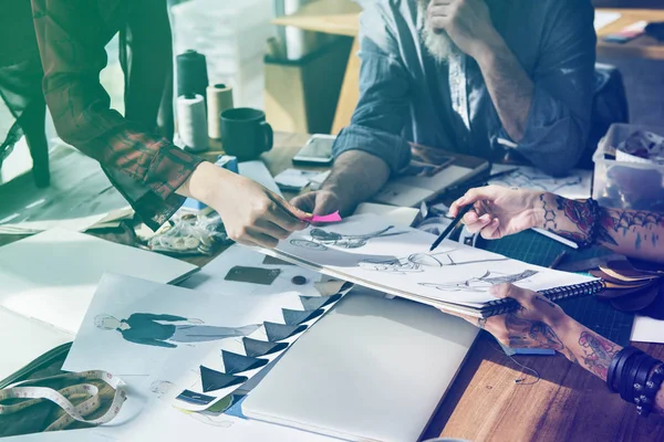 Diseñadores creativos trabajando en la mesa —  Fotos de Stock