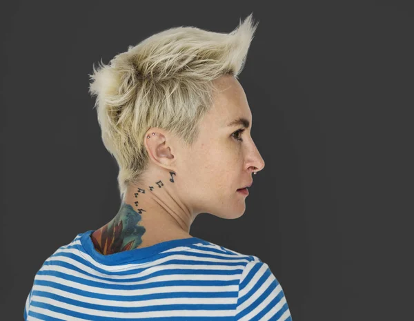 Kvinna med Cool tatuering — Stockfoto