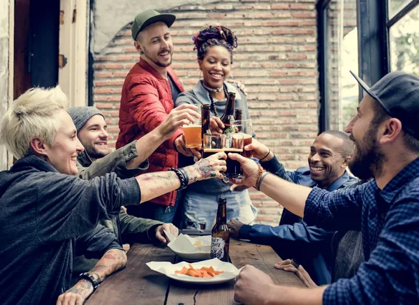 Vrienden die bier drinken — Stockfoto