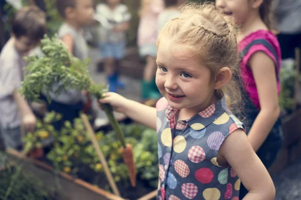 Niños aprendiendo jardinería — Foto de Stock