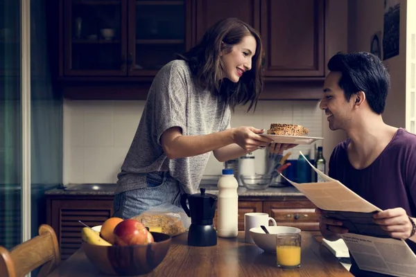 Casal tomando café da manhã — Fotografia de Stock