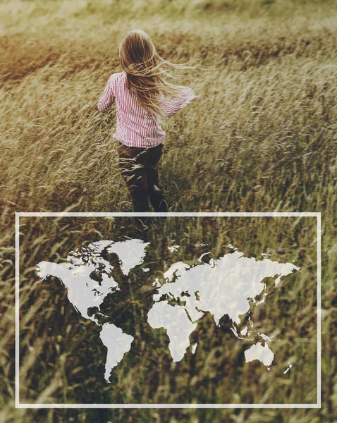 Menina correndo no campo — Fotografia de Stock