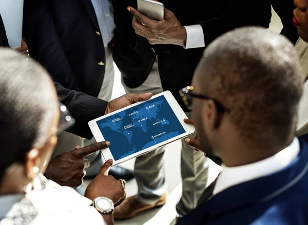 Pessoas discutindo e navegando tablet digital — Fotografia de Stock