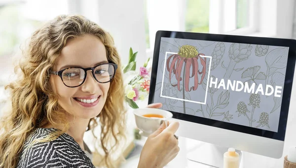 Mooie vrouw het drinken van thee — Stockfoto