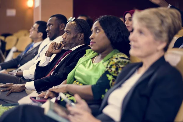 Diversas personas en la conferencia de negocios —  Fotos de Stock