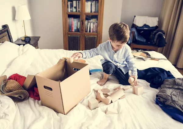 Маленький хлопчик грає на ліжку — стокове фото