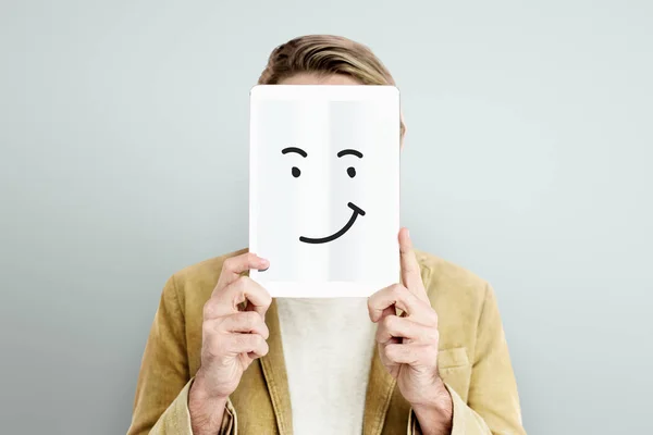 Mann mit digitalem Tablet, das Gesicht verdeckt — Stockfoto