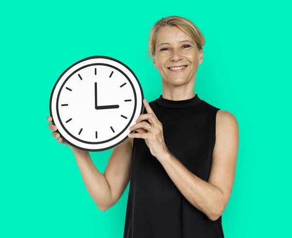 Sorrindo mulher segurando relógio de papel — Fotografia de Stock