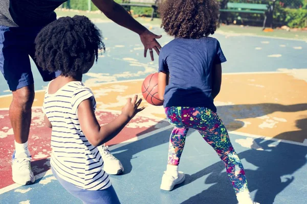 Meisjes spelen basketbal — Stockfoto