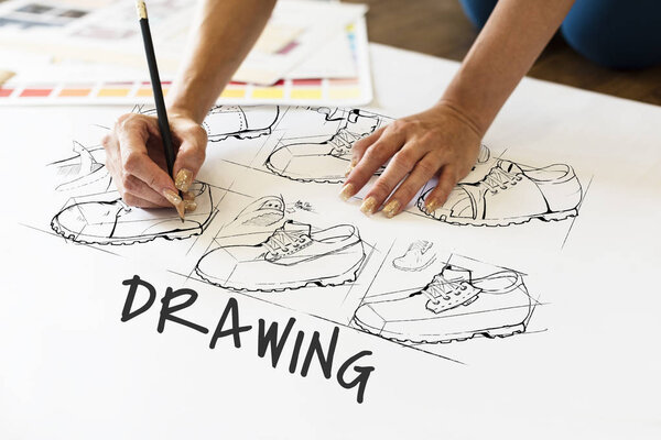 женские руки на бумажном плакате
