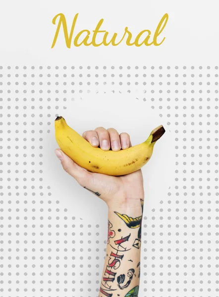 Persona tatuata che detiene banane . — Foto Stock