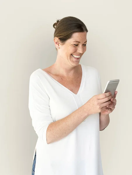 Mulher usando smartphone digital — Fotografia de Stock