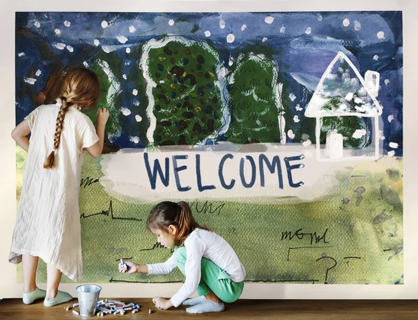 Kleine Mädchen zeichnen auf Plakat — Stockfoto