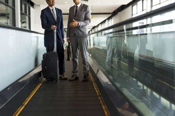 Homens de negócios viajam com bagagem — Fotografia de Stock