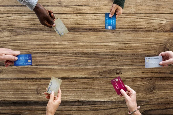 Lidé držení platební karty — Stock fotografie