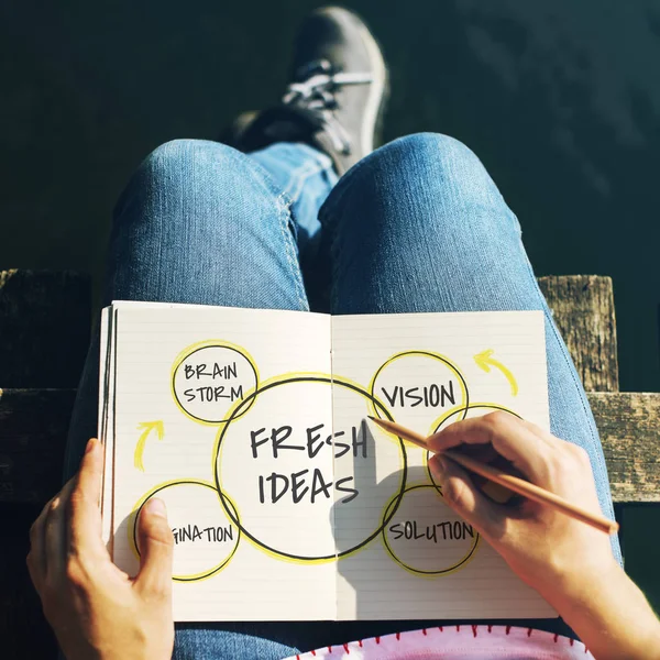 Woman writing in diary — Stock Photo, Image