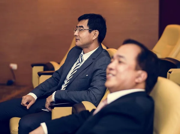 Asiatiska människor vid internationella konferensen — Stockfoto