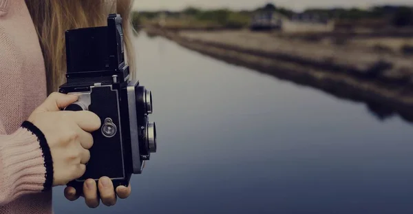 Vrouw met fotocamera — Stockfoto