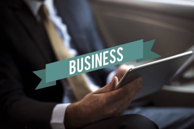 Dijital tablet kullanan işadamı