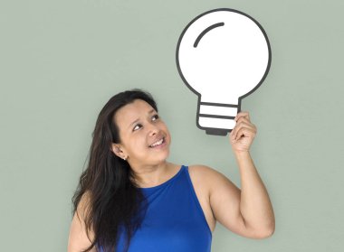 Kağıt ampul tutan kadın