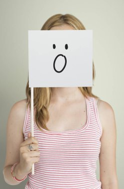 Kağıt bayrak ile yüz kapsayan kadın