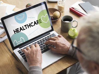 Dizüstü bilgisayarda çalışan kıdemli adam.