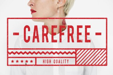 Beyaz gömlekli genç kadın