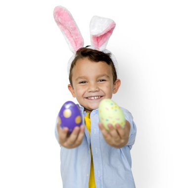 Paskalya yumurtaları ile boy gülümseyerek