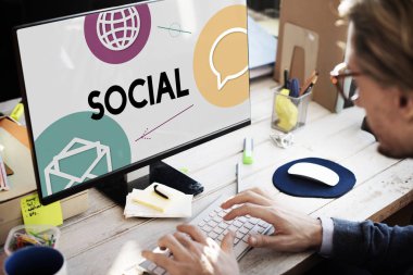 bilgisayara karşı oturan adam