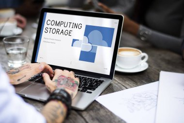 Eller dizüstü bilgisayarda çalışıyor