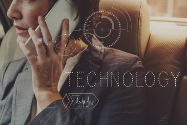 iş kadını smartphone üzerinde konuşuyor