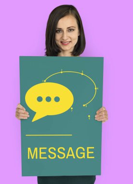 genç bir kadın tutarak afiş.