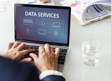 Bilgisayarla çalışan bir iş adamı